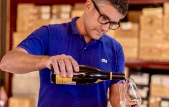 The magic of wine sharing <small class="subtitle">An encounter with Yann Rinaldo, cavist and trainer</small>